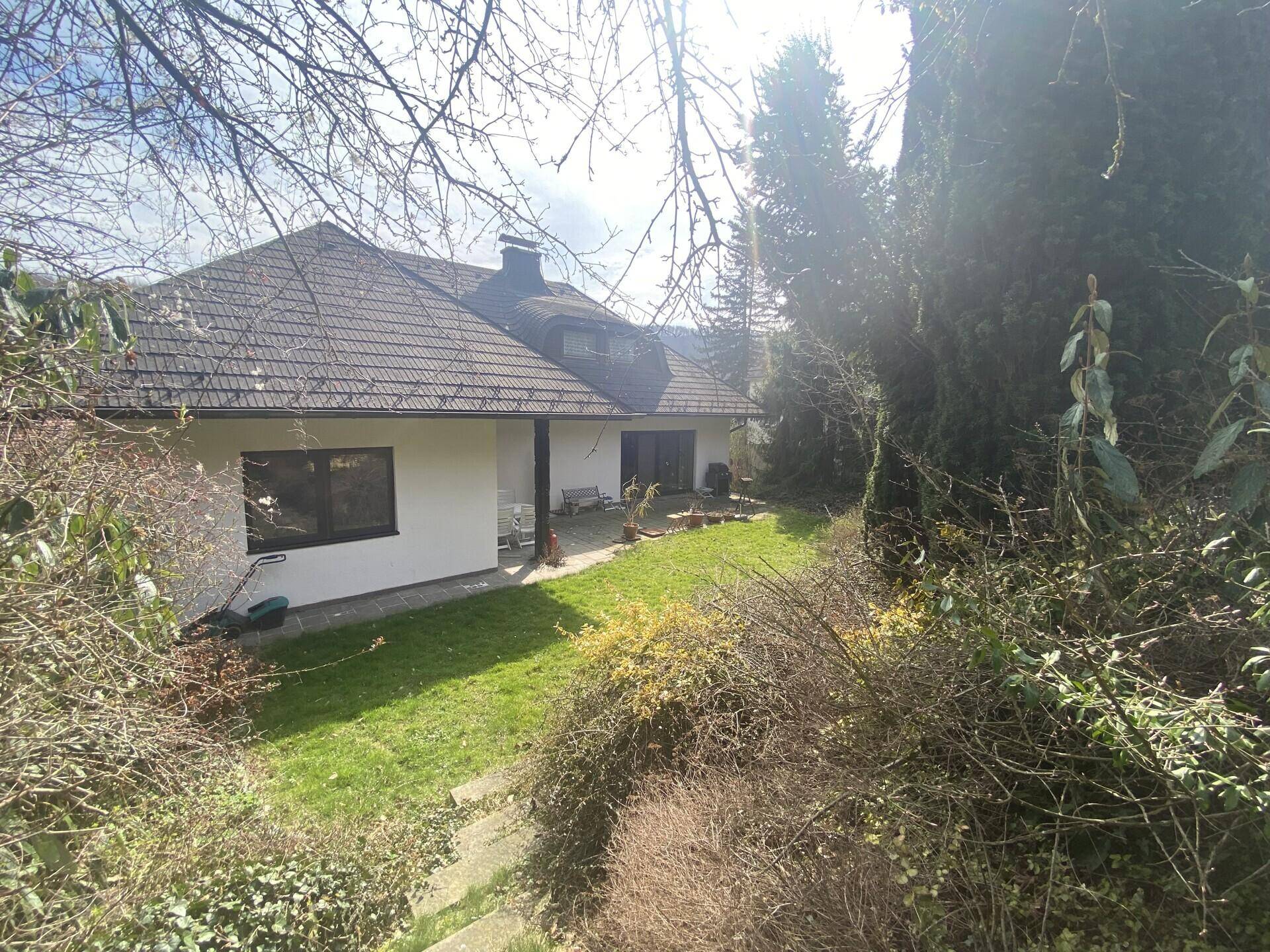 Blick auf die Rückseite des Hauses und den Garten von einem erhöhten Standpunkt aus.
