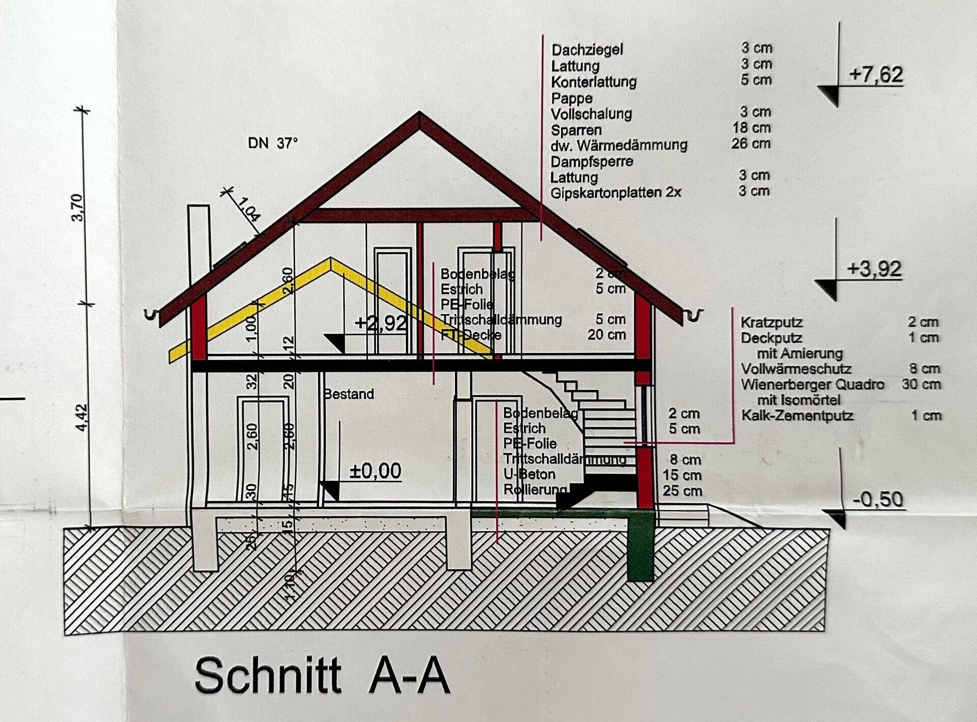 Schnittzeichnung des Gebäudes zeigt die Konstruktion und Dachneigung.