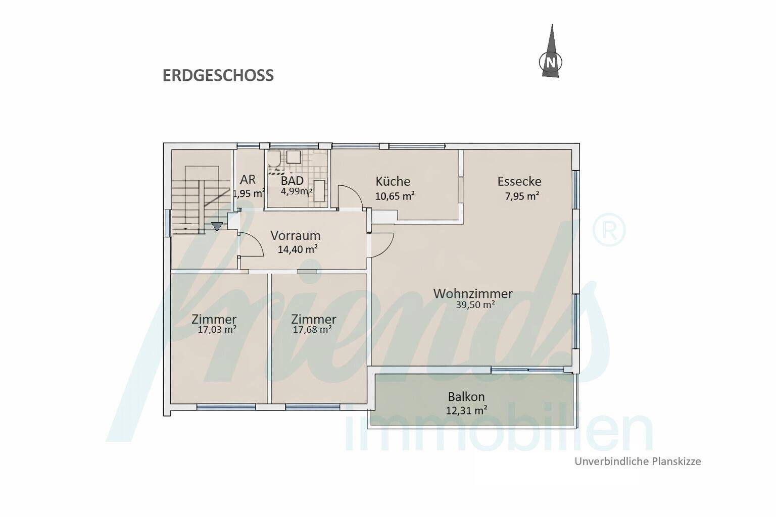Grundriss des Erdgeschosses mit Wohnzimmer, Küche, Essbereich, zwei Zimmern, Bad und Balkon.