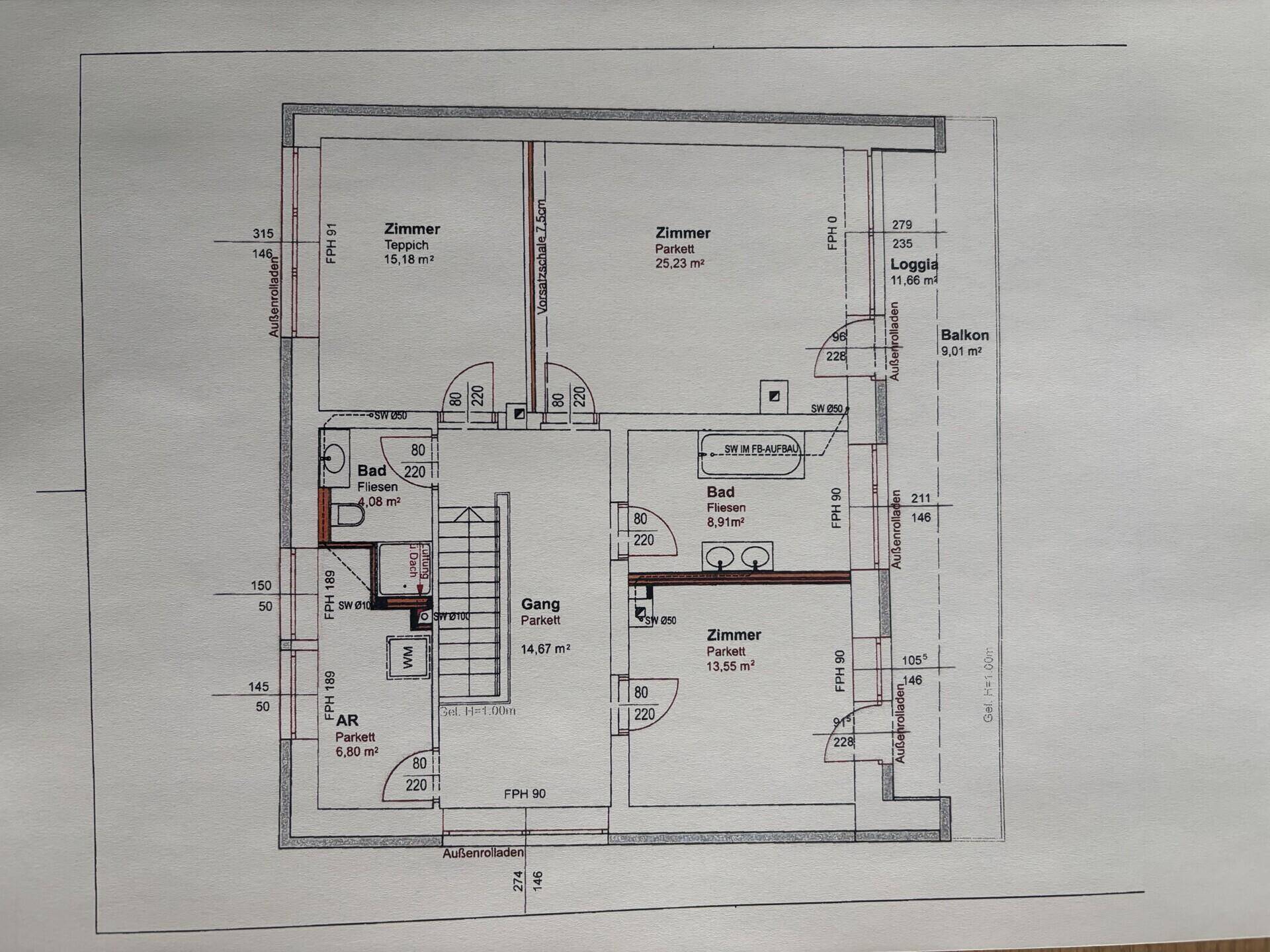Dieser Grundriss zeigt ein Obergeschoss mit drei Zimmern, zwei Bädern, einem Balkon und einer Loggia.