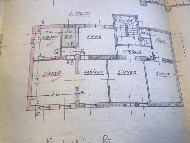 Historischer Grundriss des ersten Stocks mit Zimmern, Küche und Bad, handgezeichnet.