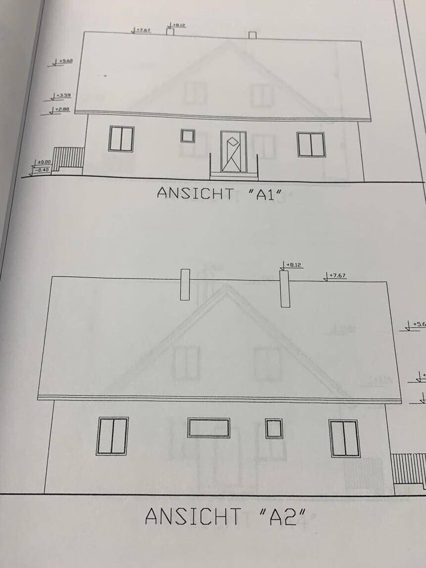 Weitere architektonische Ansichten des Hauses von zwei Seiten mit Dachdetails.