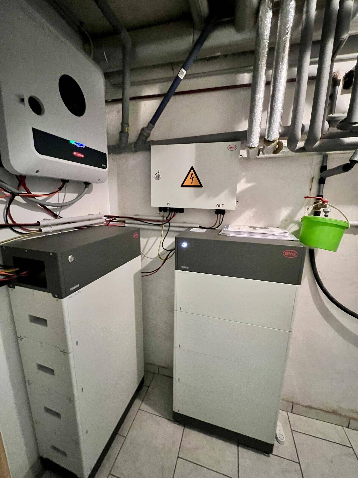 Technikraum mit modernen Energiespeichersystemen und Installationen für die Hausversorgung.