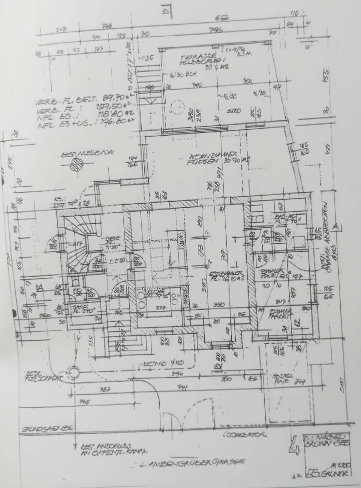 Detaillierter Grundriss eines Hauses mit verschiedenen Räumen und Maßangaben.