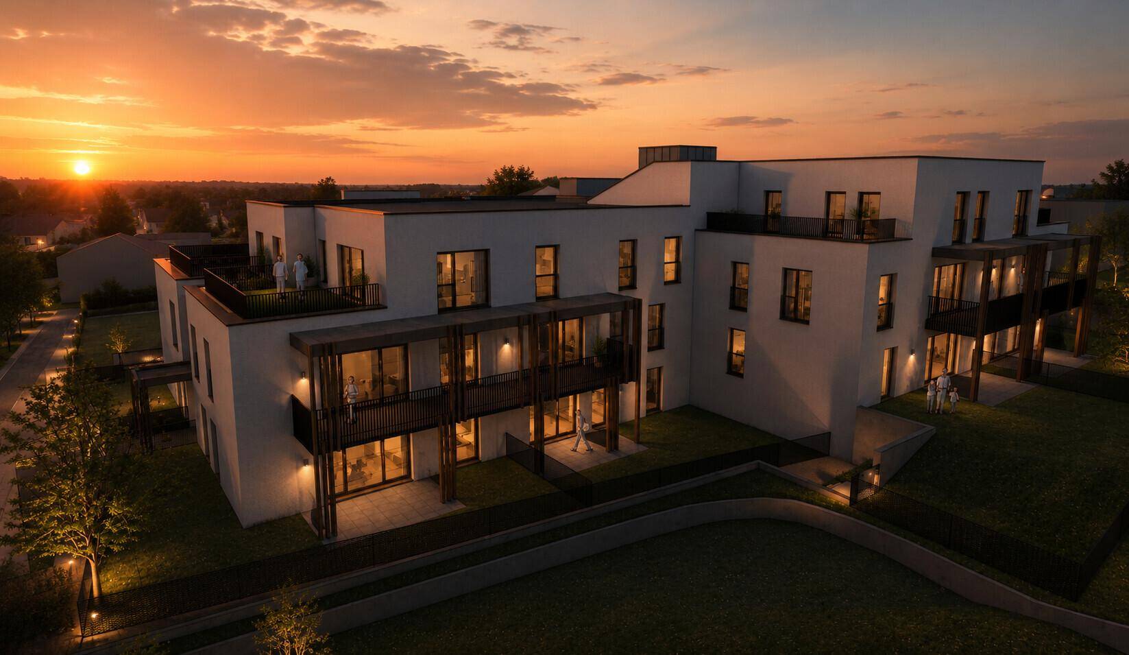 Moderne Wohnanlage bei Sonnenuntergang, beleuchtet mit warmem Licht und umgeben von Natur.