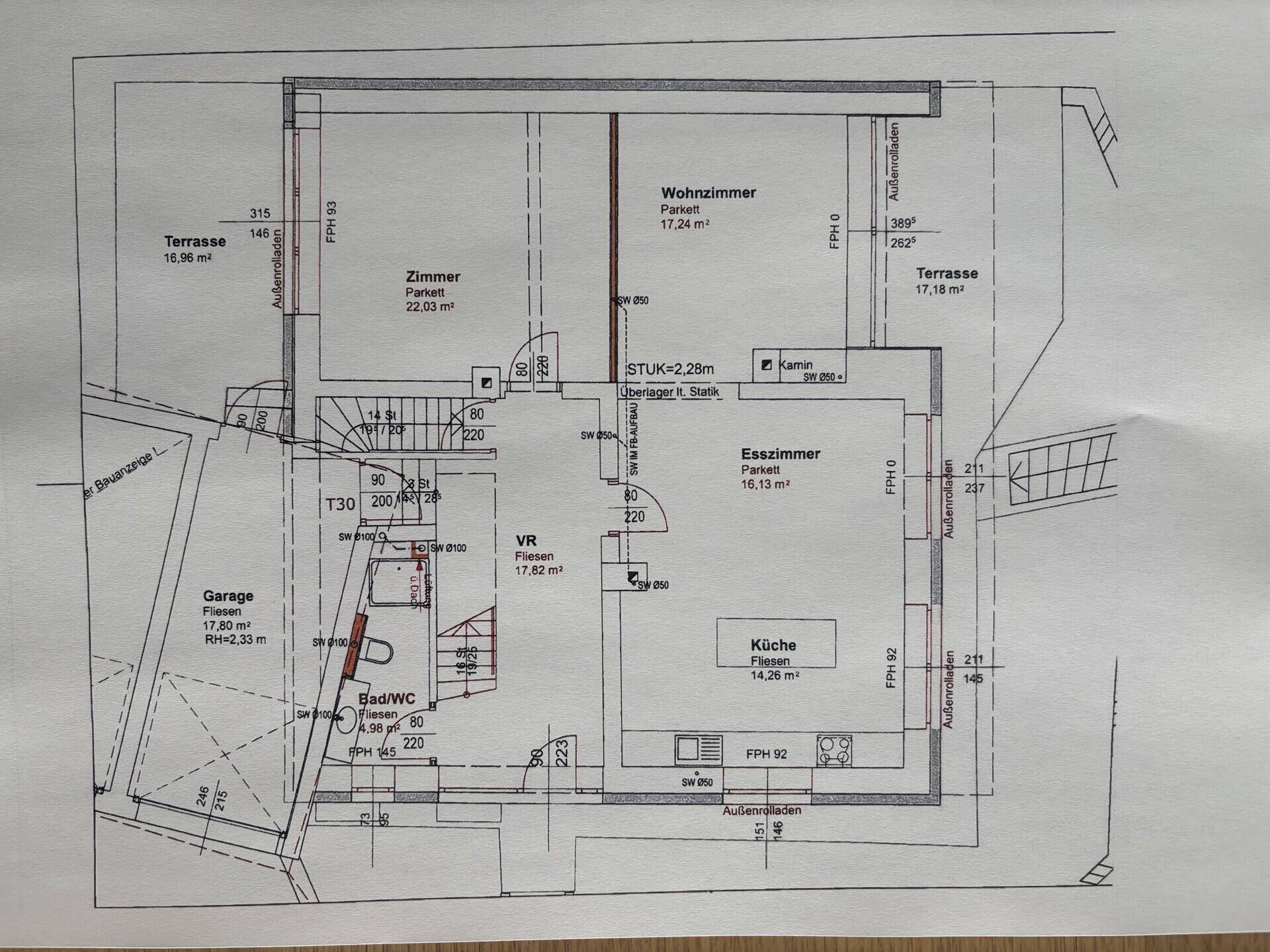 Dieser Grundriss zeigt das Erdgeschoss mit Wohnzimmer, Esszimmer, Küche, Bad und Zugang zu zwei Terrassen.