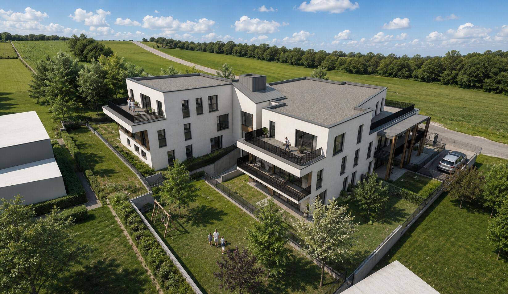 Neubau-Wohnanlage mit moderner Architektur, umgeben von grünen Feldern und einem Spielplatz.