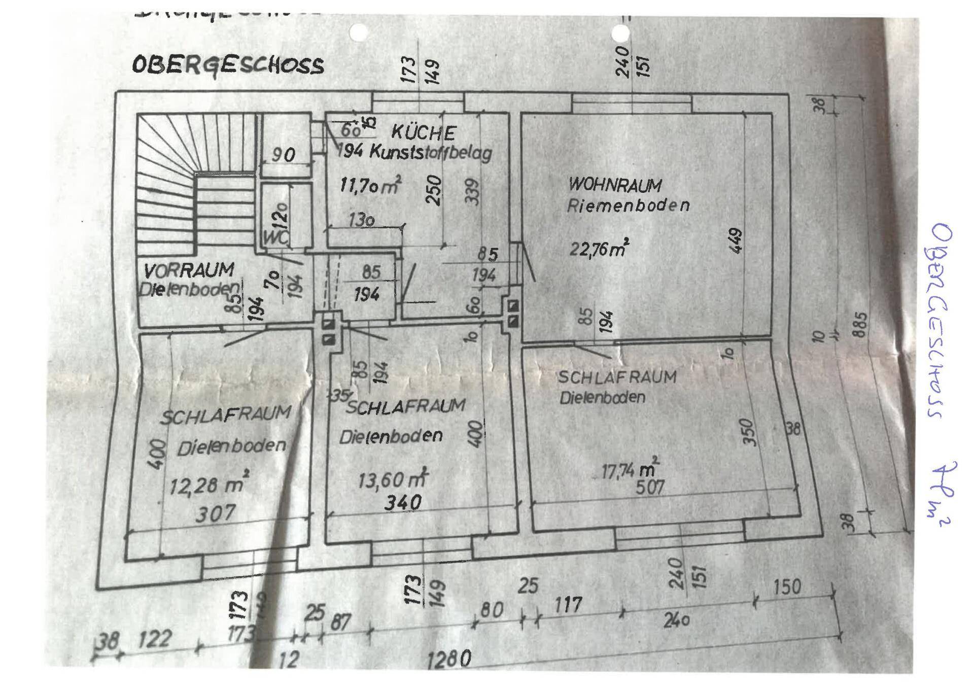 Grundriss des Obergeschosses mit drei Schlafzimmern, Wohnraum und einer weiteren Küche.