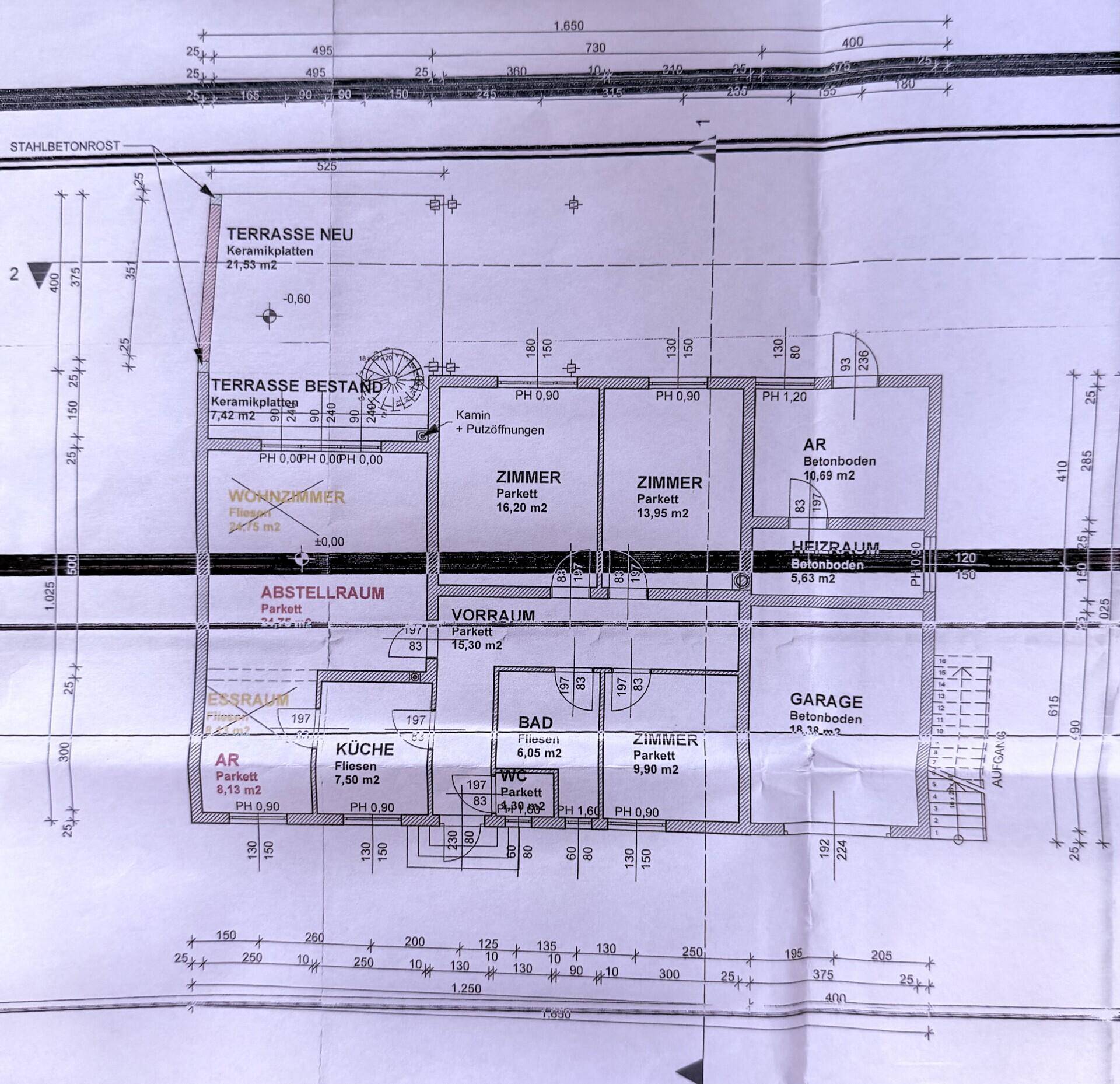 Grundriss des Erdgeschosses mit Wohnzimmer, Küche, Bad, Zimmern und Garage, inklusive Terrassen.