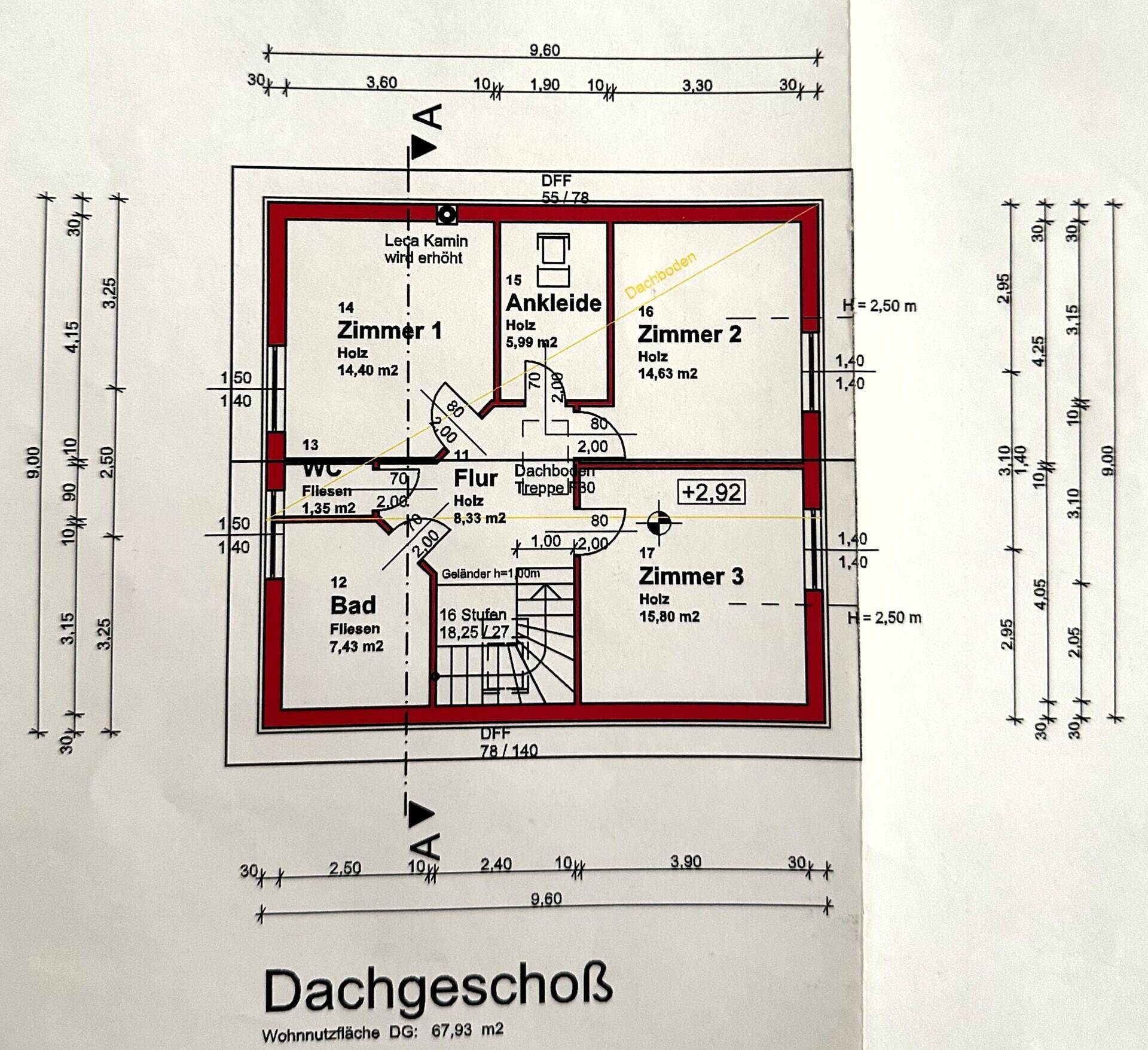 Grundriss des Dachgeschosses mit drei Zimmern, Bad und Flur.