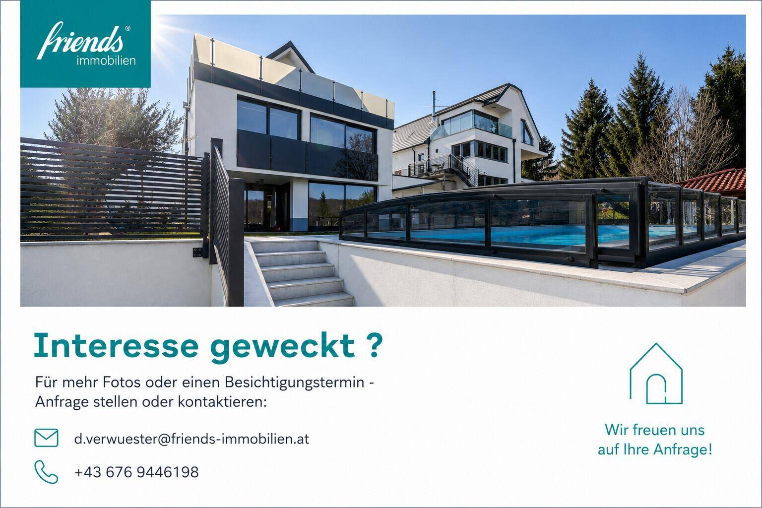 Exklusive Außenansicht einer modernen Villa mit überdachtem Pool und gepflegter Umgebung.