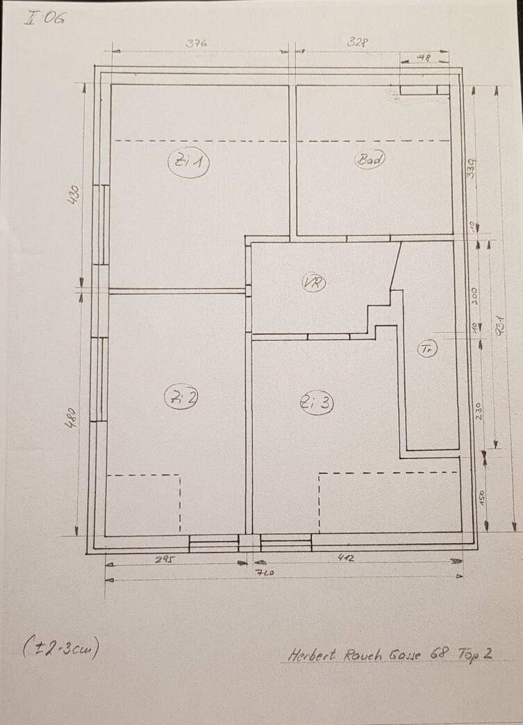 Handgezeichneter Grundriss des Obergeschosses mit drei Zimmern, Bad und Vorraum.
