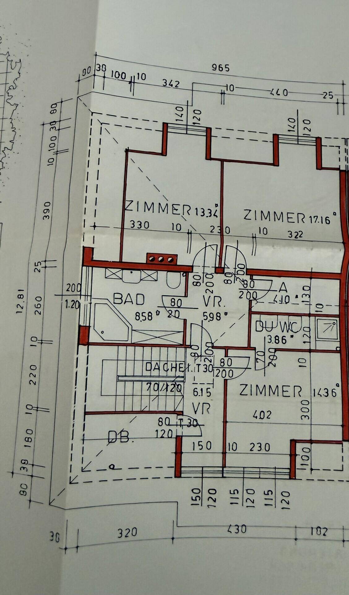 Grundriss des Obergeschosses mit mehreren Zimmern, Bad und separatem WC.