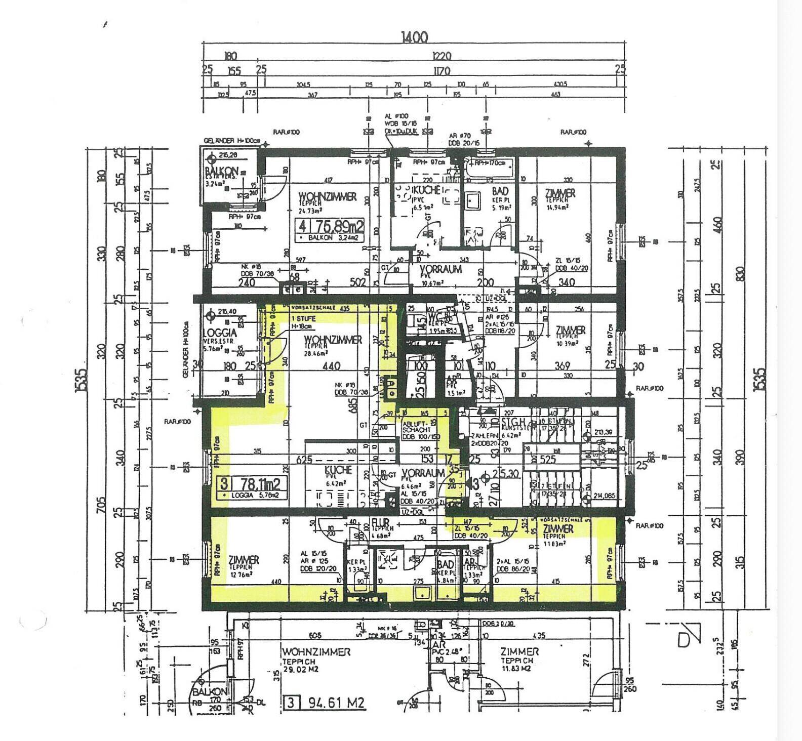 Detaillierter Grundrissplan einer Etage mit mehreren Wohnungen, Balkonen, Loggien und Aufzug.