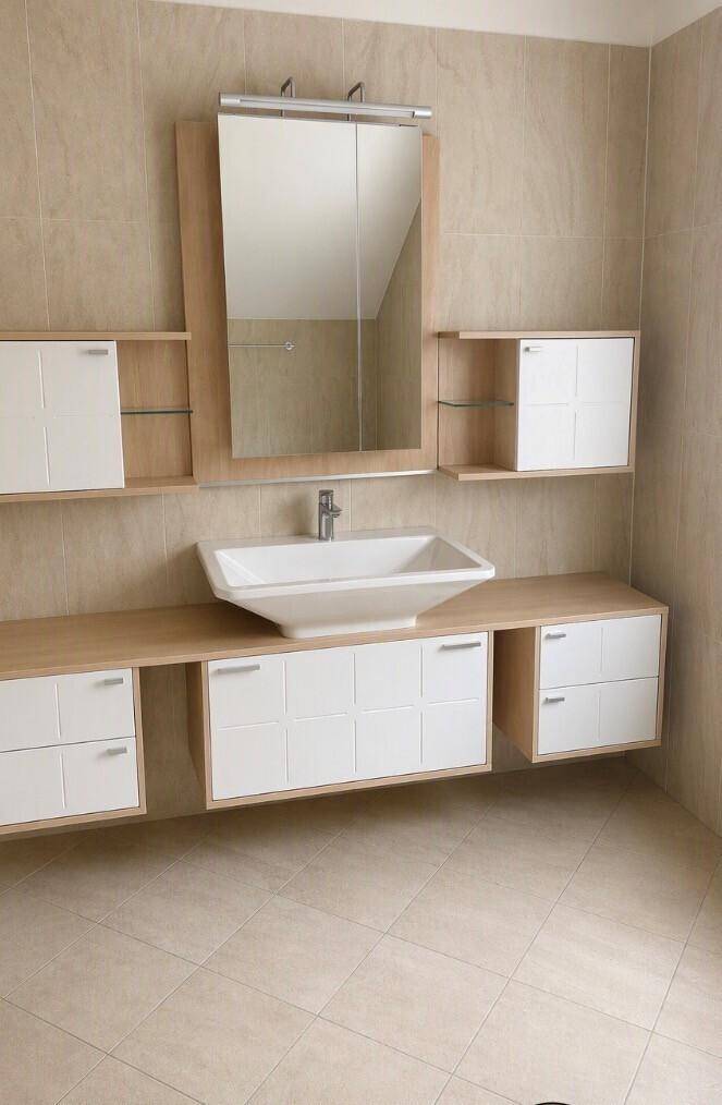 Geräumiges Badezimmer mit großem Einzelwaschbecken, Spiegelschrank und hellen Fliesen.