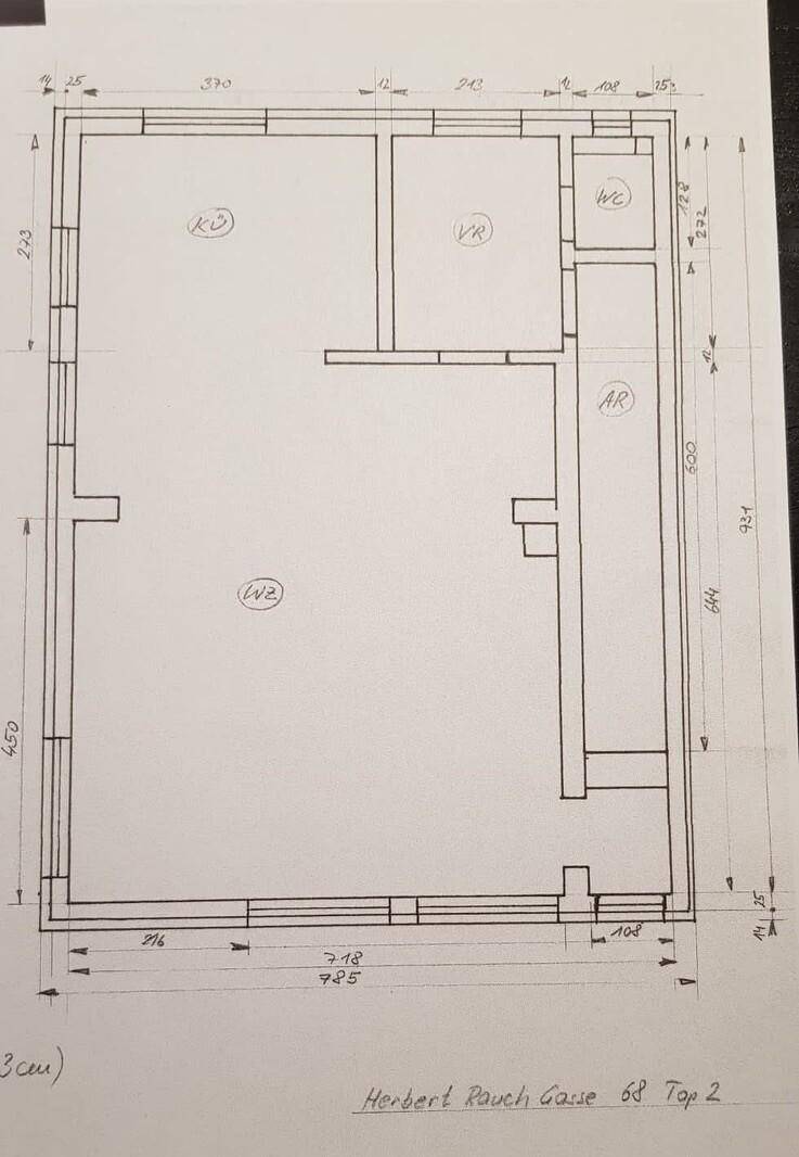 Handgezeichneter Grundriss des Erdgeschosses mit Küche, Wohnzimmer, Vorraum, WC und Abstellraum.