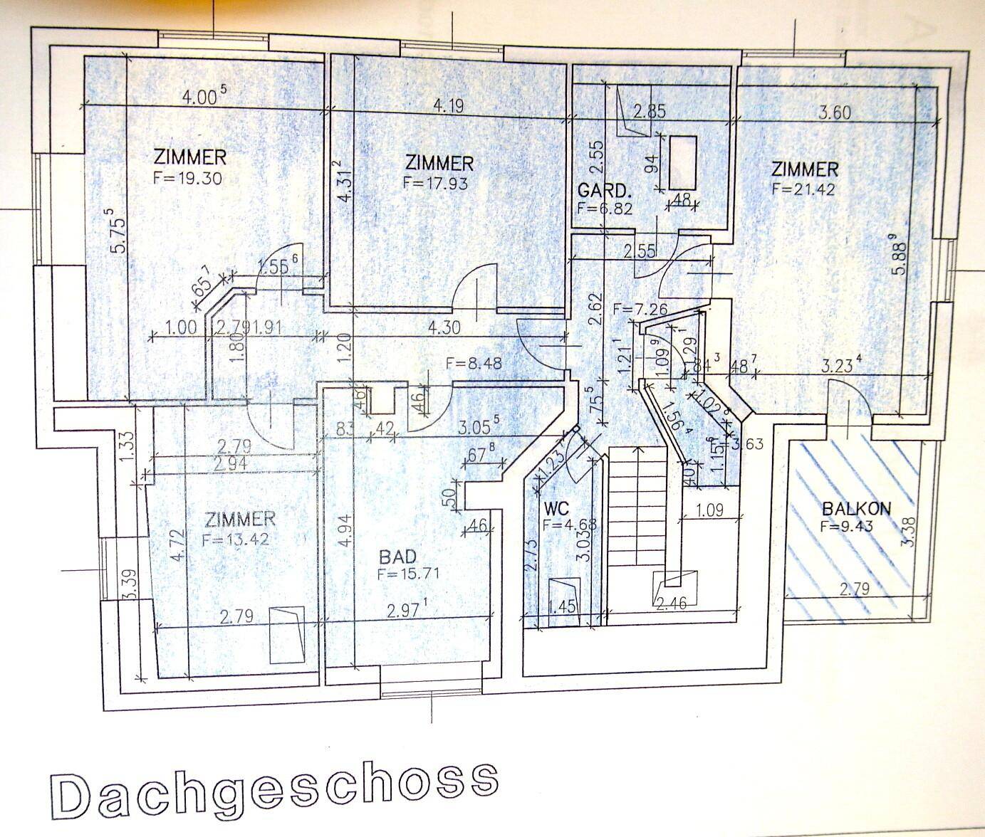 Grundriss des Dachgeschosses mit Zimmern, Bad, WC und Balkon.