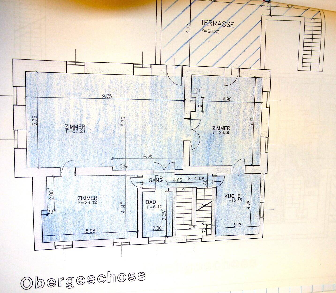 Grundriss des Obergeschosses mit Zimmern und Terrasse.
