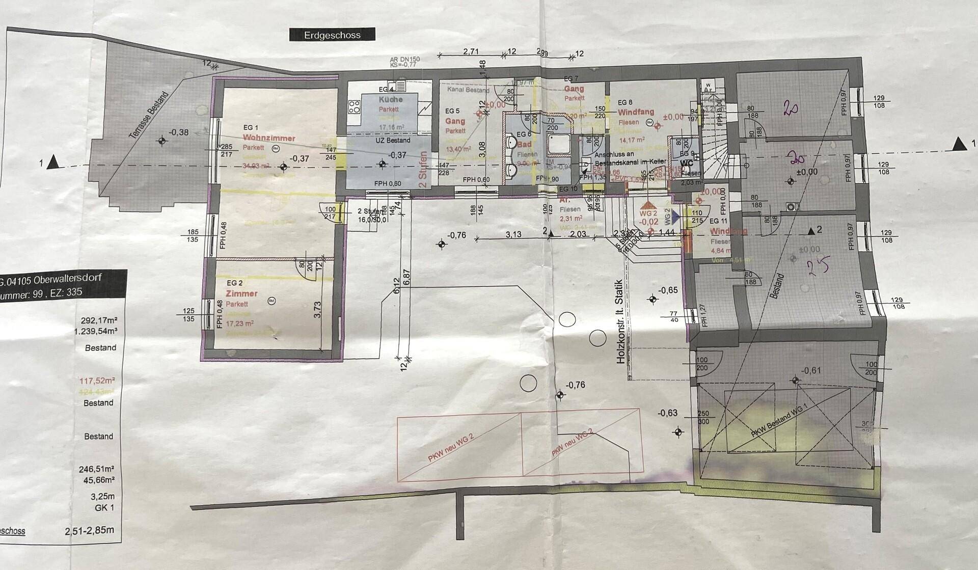 Detaillierter Grundriss des Erdgeschosses mit Raumaufteilung und Maßen.