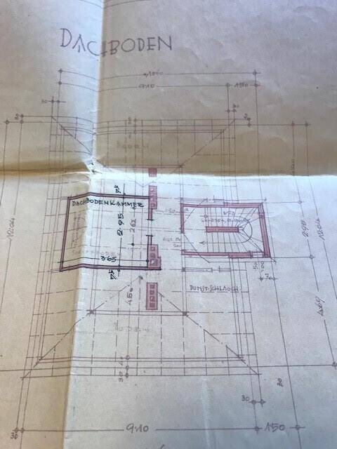 Historischer Grundriss des Dachbodens mit Dachschrägen und möglichen Abstellräumen.