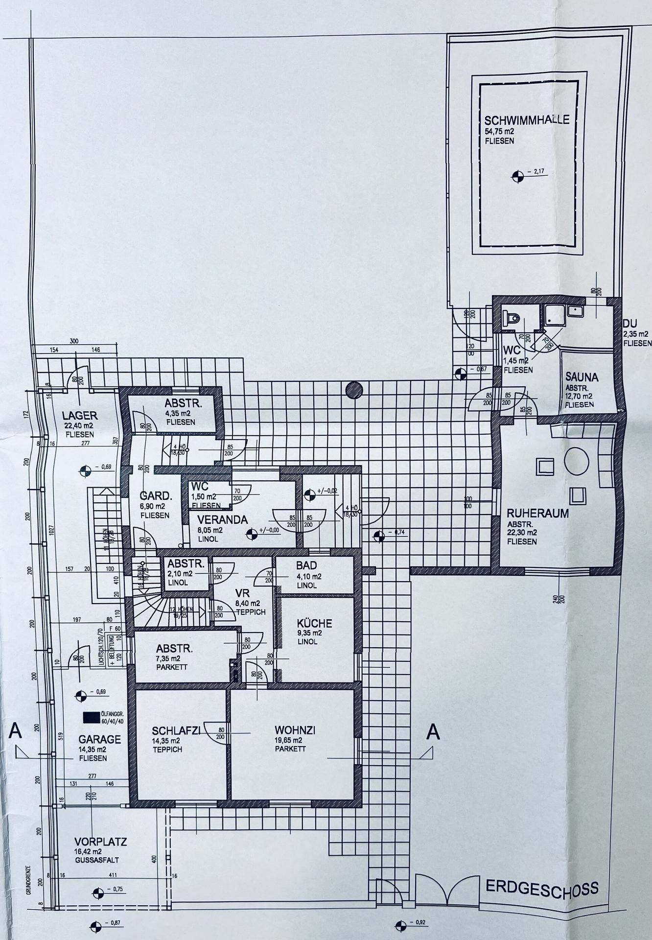Grundriss des Erdgeschosses mit Schwimmhalle, Sauna, Ruheraum und Wohnbereichen.