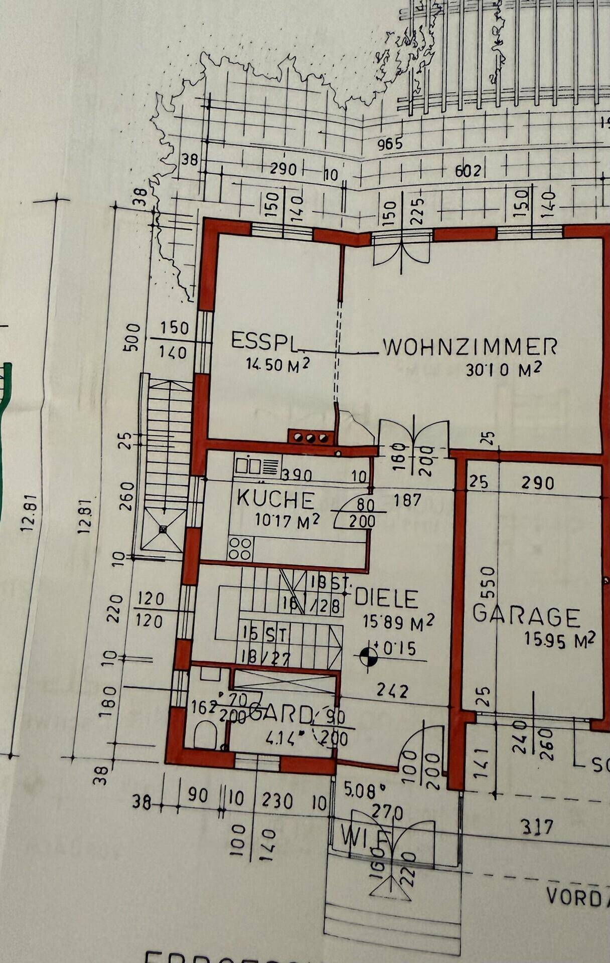 Grundriss des Erdgeschosses mit Wohnzimmer, Essplatz, Küche und Garage.