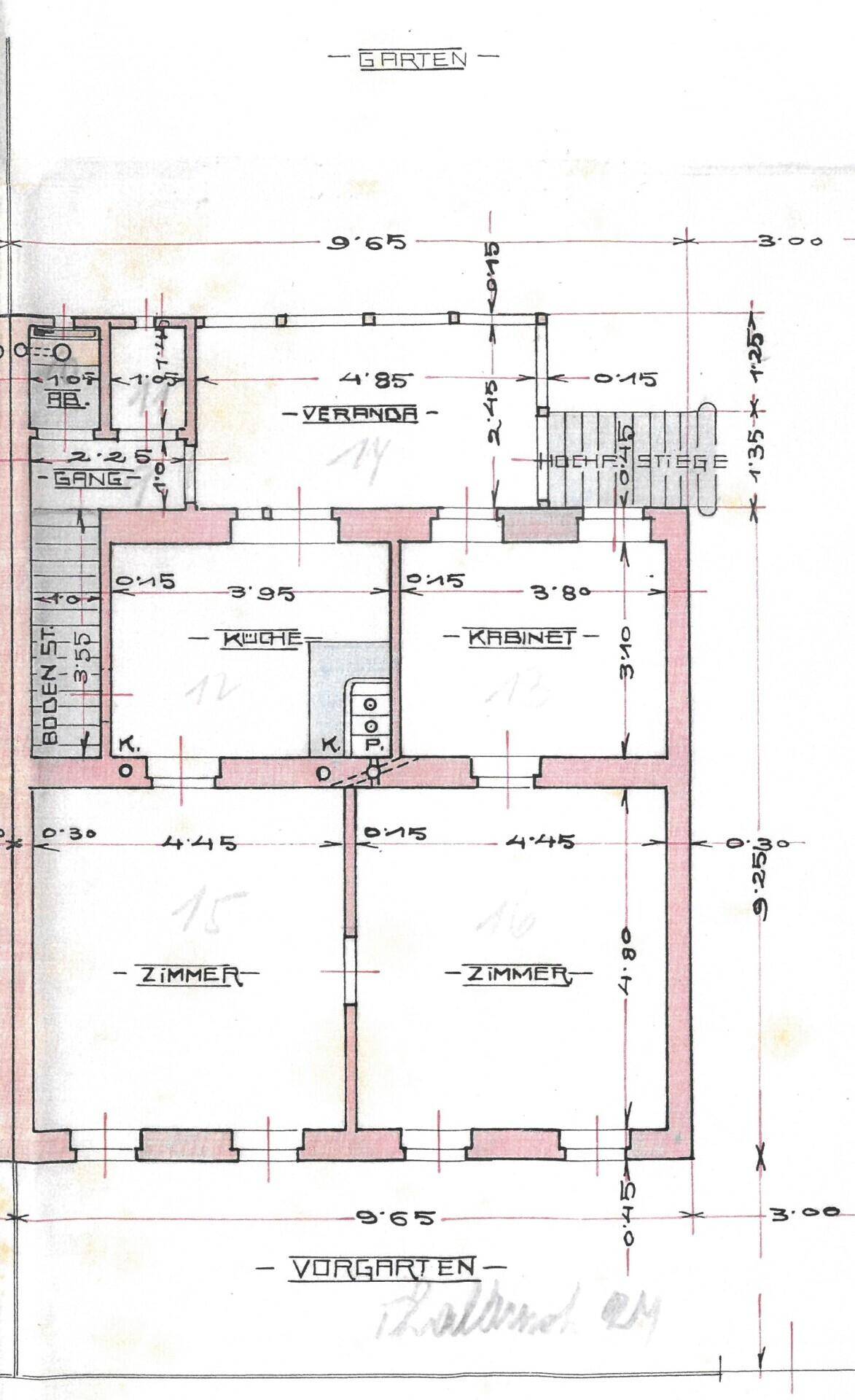 Grundrissplan des Erdgeschosses mit Küche, Zimmern, Veranda und Zugang zu Gartenbereichen.