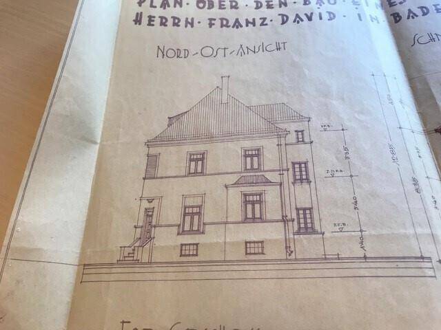 Historische Nord-Ost-Ansicht eines Gebäudes mit mehreren Fenstern und einem Eingangsbereich.