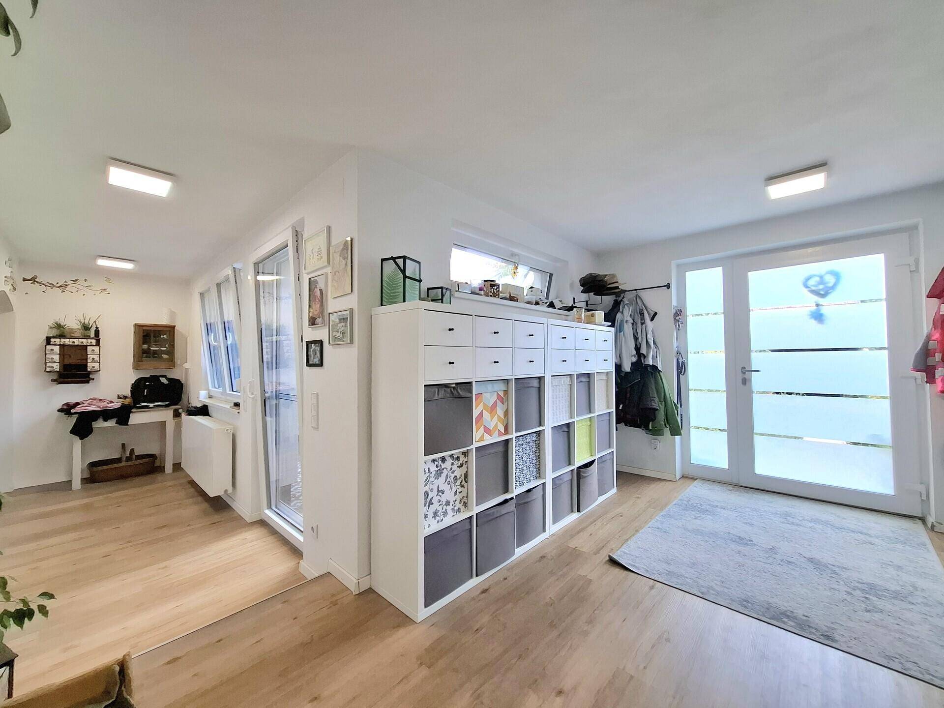 Heller Eingangsbereich mit Garderobe, Stauraum und Zugang zu weiteren Räumen.
