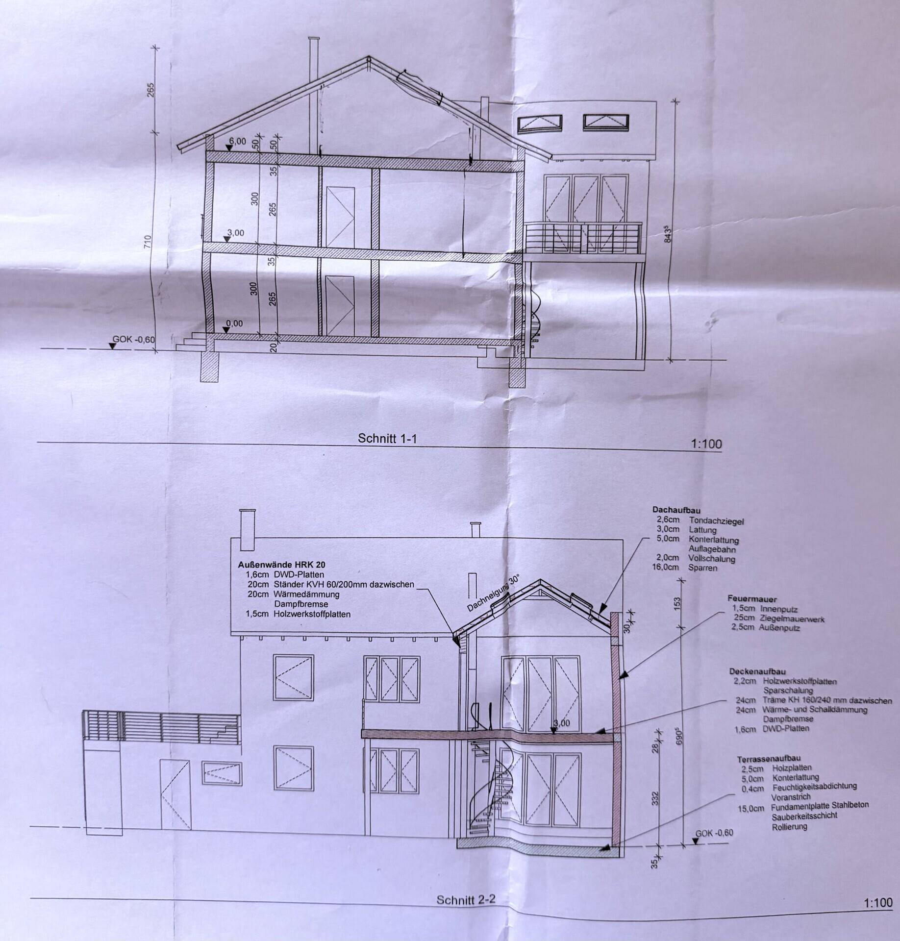Gebäudeschnitte mit Details zur Konstruktion, Dachaufbau und Außenwänden, inklusive Balkon.