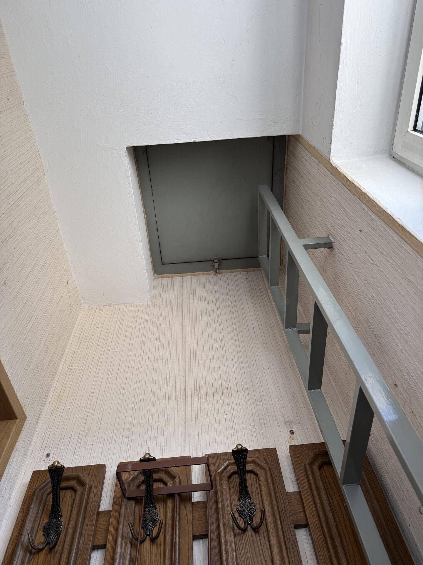 Flur mit Zugang zum Dachboden über eine ausziehbare Leiter, praktisch für zusätzlichen Stauraum.