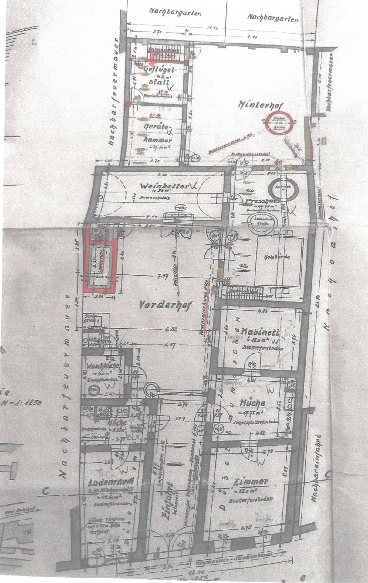 Detaillierter Grundriss des Anwesens mit Vorderhof, Weinkeller und verschiedenen Räumen.