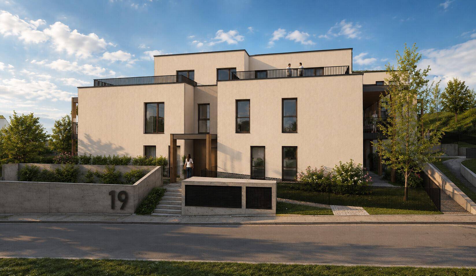 Eingangsbereich eines modernen Wohngebäudes mit gepflegter Außenanlage und Hausnummer 19.