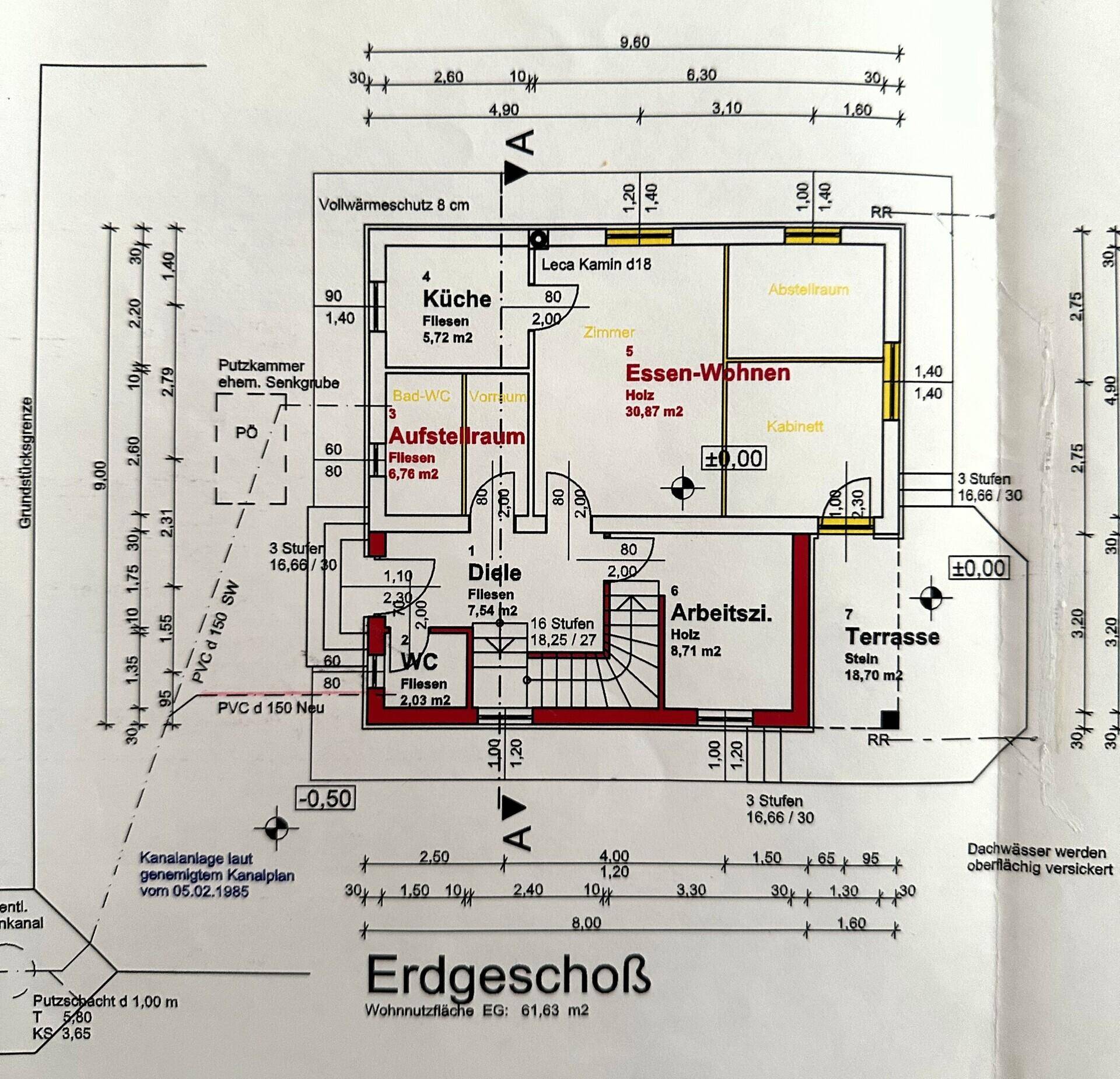 Grundriss des Erdgeschosses mit Wohn-Essbereich, Küche und Terrasse.
