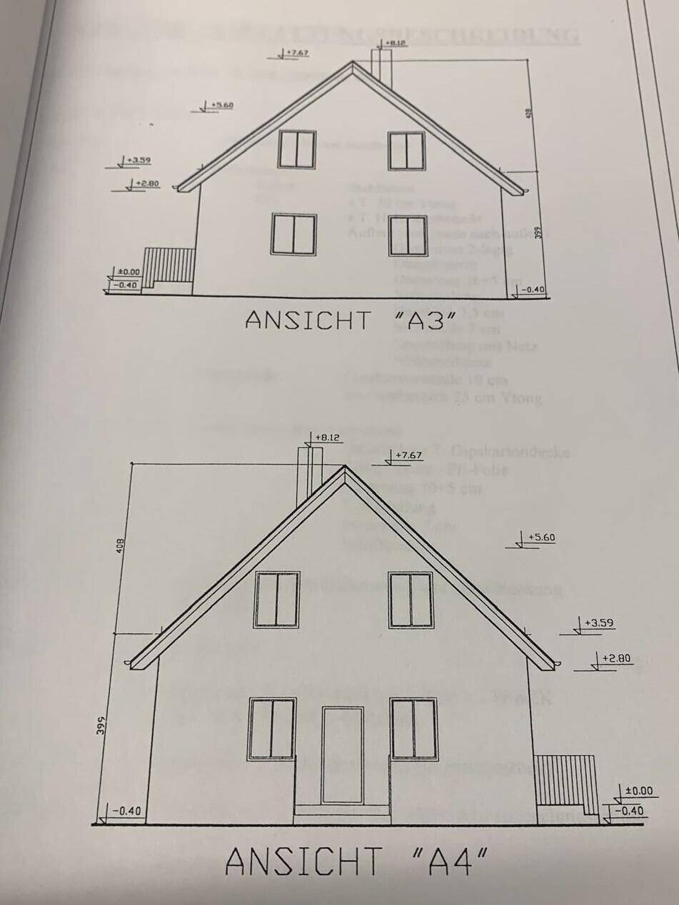 Architektonische Ansichten des Hauses von zwei Seiten mit Maßangaben.