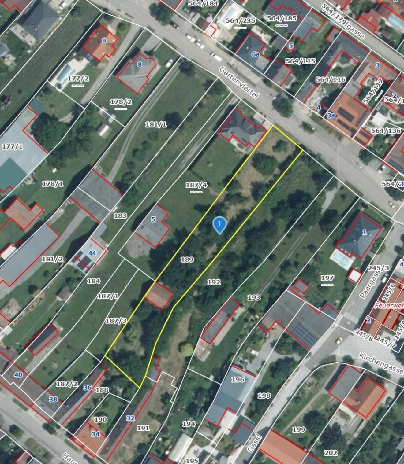 Luftaufnahme des Grundstücks und der umliegenden Wohnbebauung mit Straßen und Gärten.