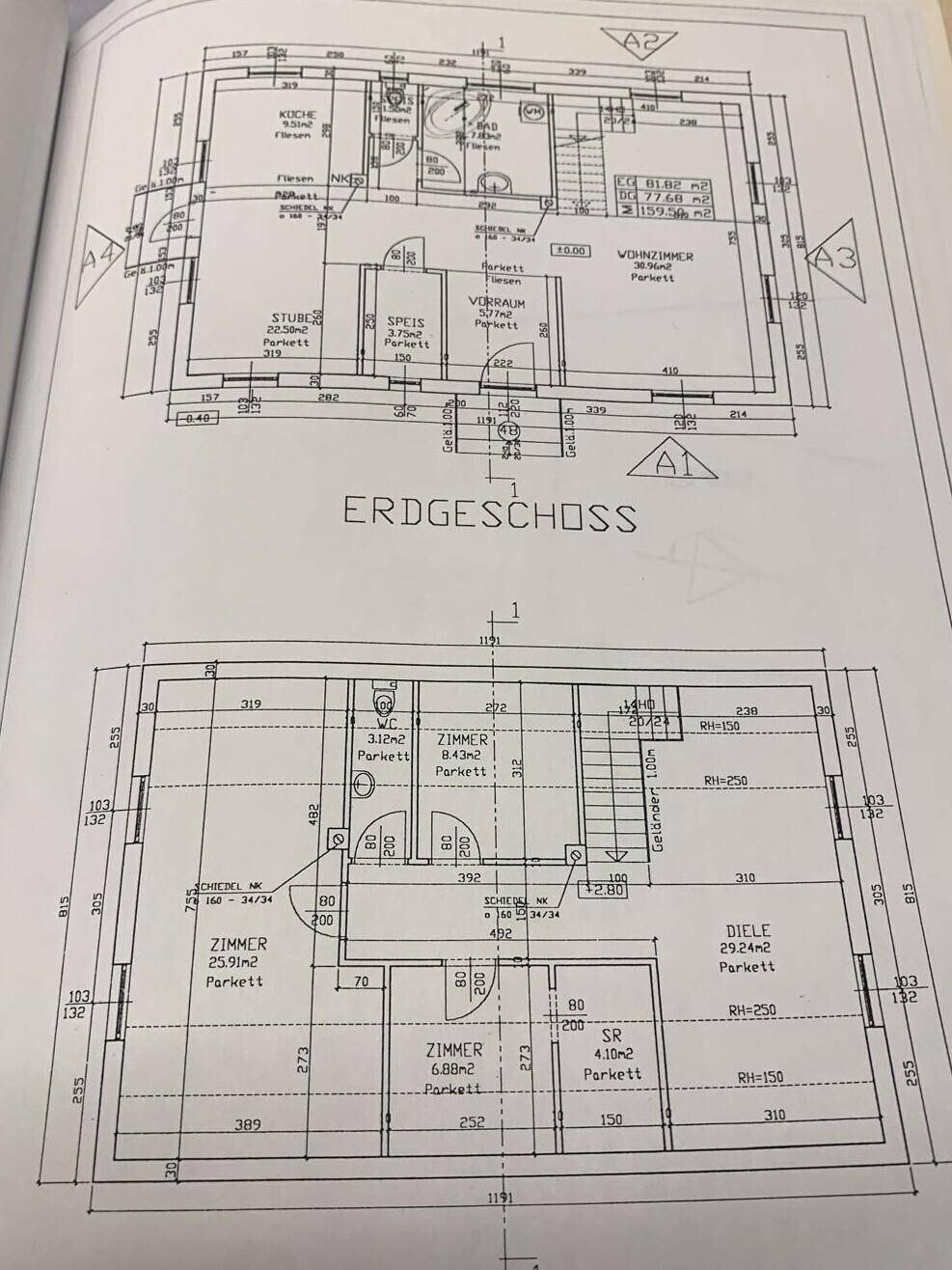 Detaillierte Grundrisse des Erdgeschosses mit Raumaufteilung und Flächenangaben.