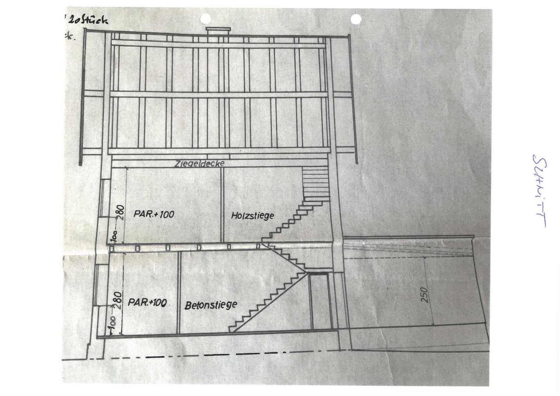 Gebäudeschnitt zeigt die Geschosse mit Beton- und Holztreppen sowie hohen Decken.