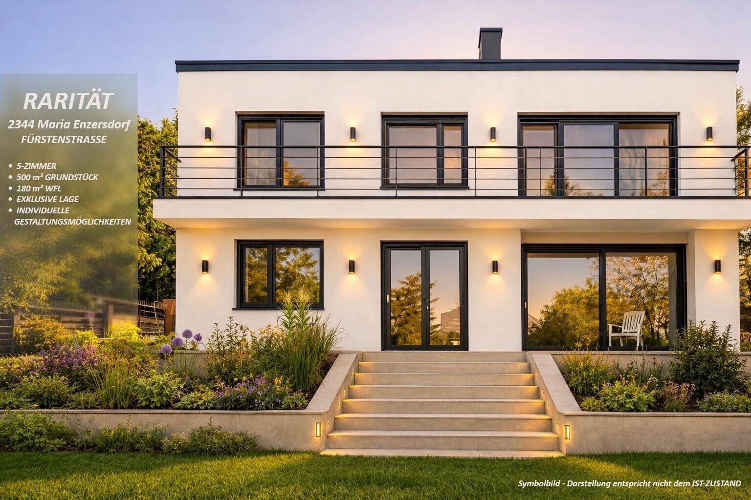 Moderne weiße Fassade eines Hauses mit schwarzen Fenstern, Balkon und gepflegtem Vorgarten.