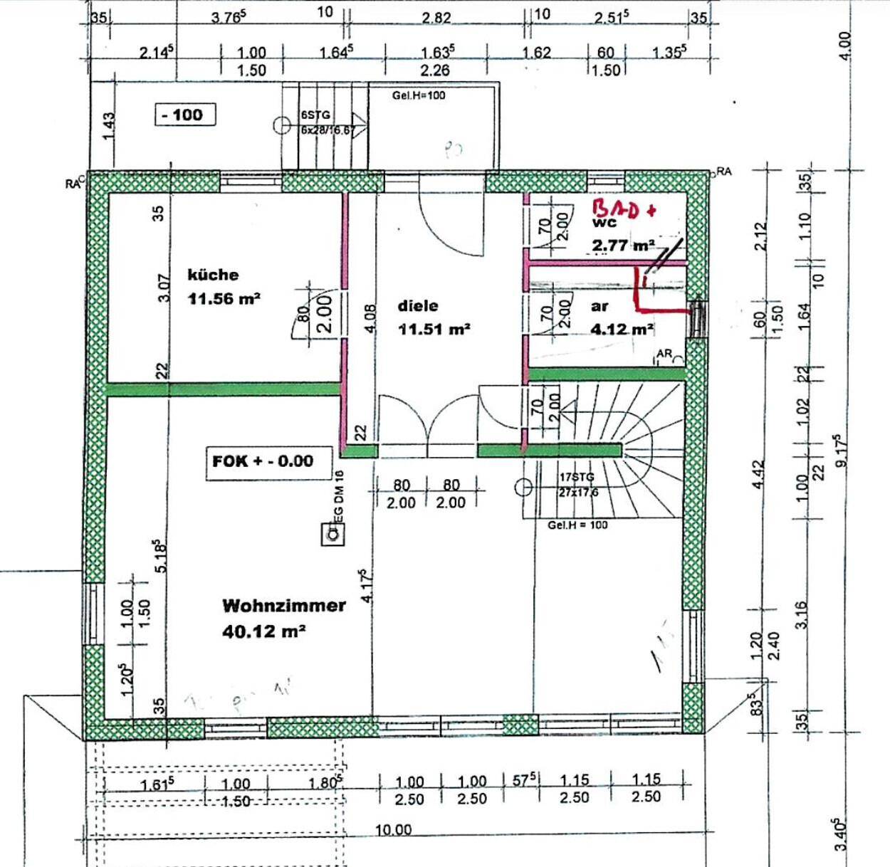 Grundriss des Erdgeschosses mit Küche, Wohnzimmer, Diele und Bad.