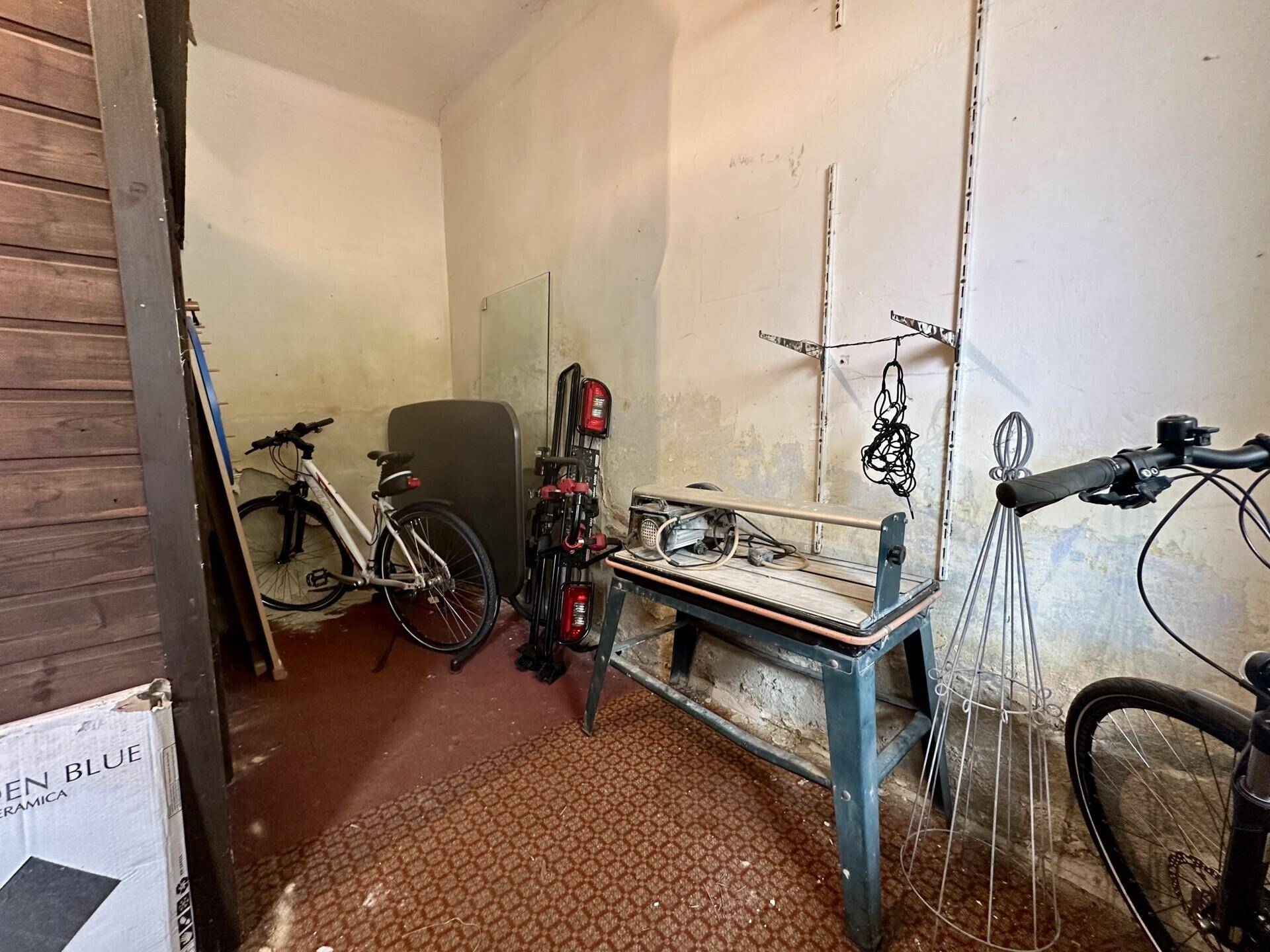Abstellraum mit Fahrrädern und verschiedenen Werkzeugen und Materialien.
