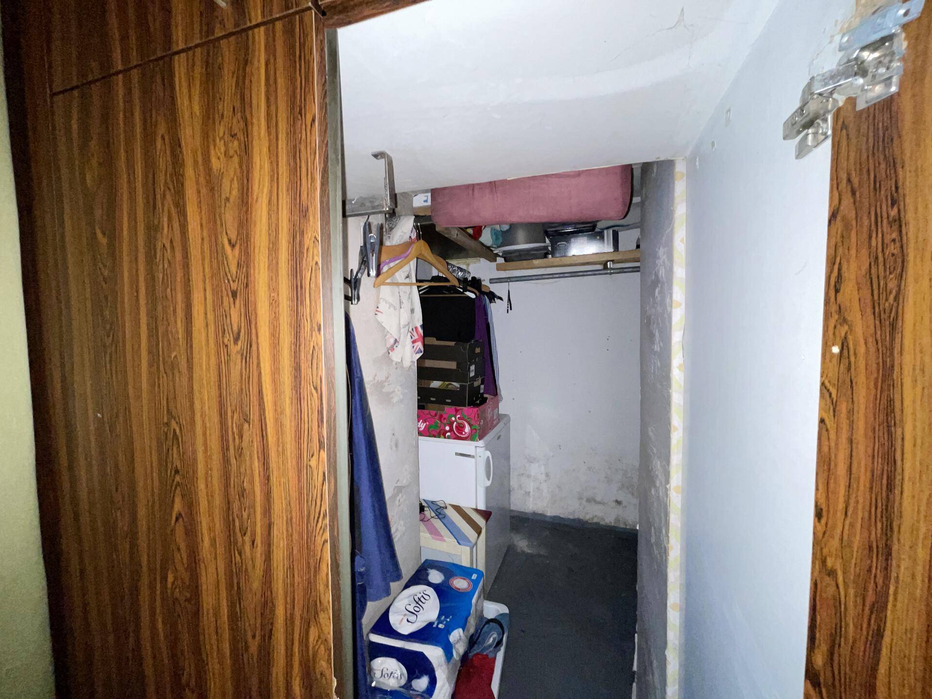 Kleiner Abstellraum mit Regalen und Platz für Kleidung und Haushaltsgegenstände.