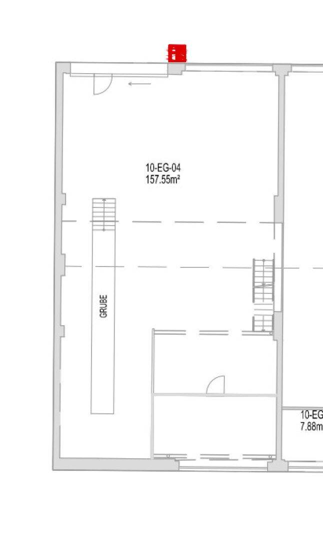 Grundrissplan eines großen Gewerberaumes mit integrierter Grube und Zugang zu weiteren Bereichen.