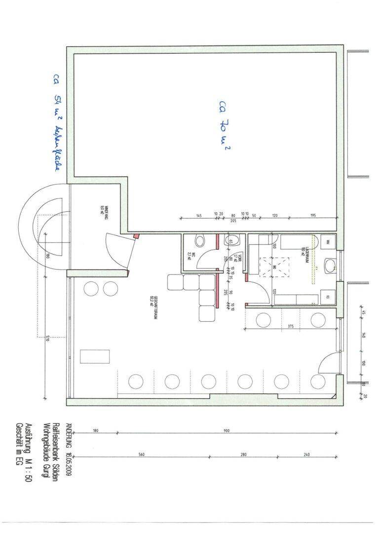 Grundrissplan eines Erdgeschosses mit offenem Layout, Sanitärbereich und großen Fenstern.