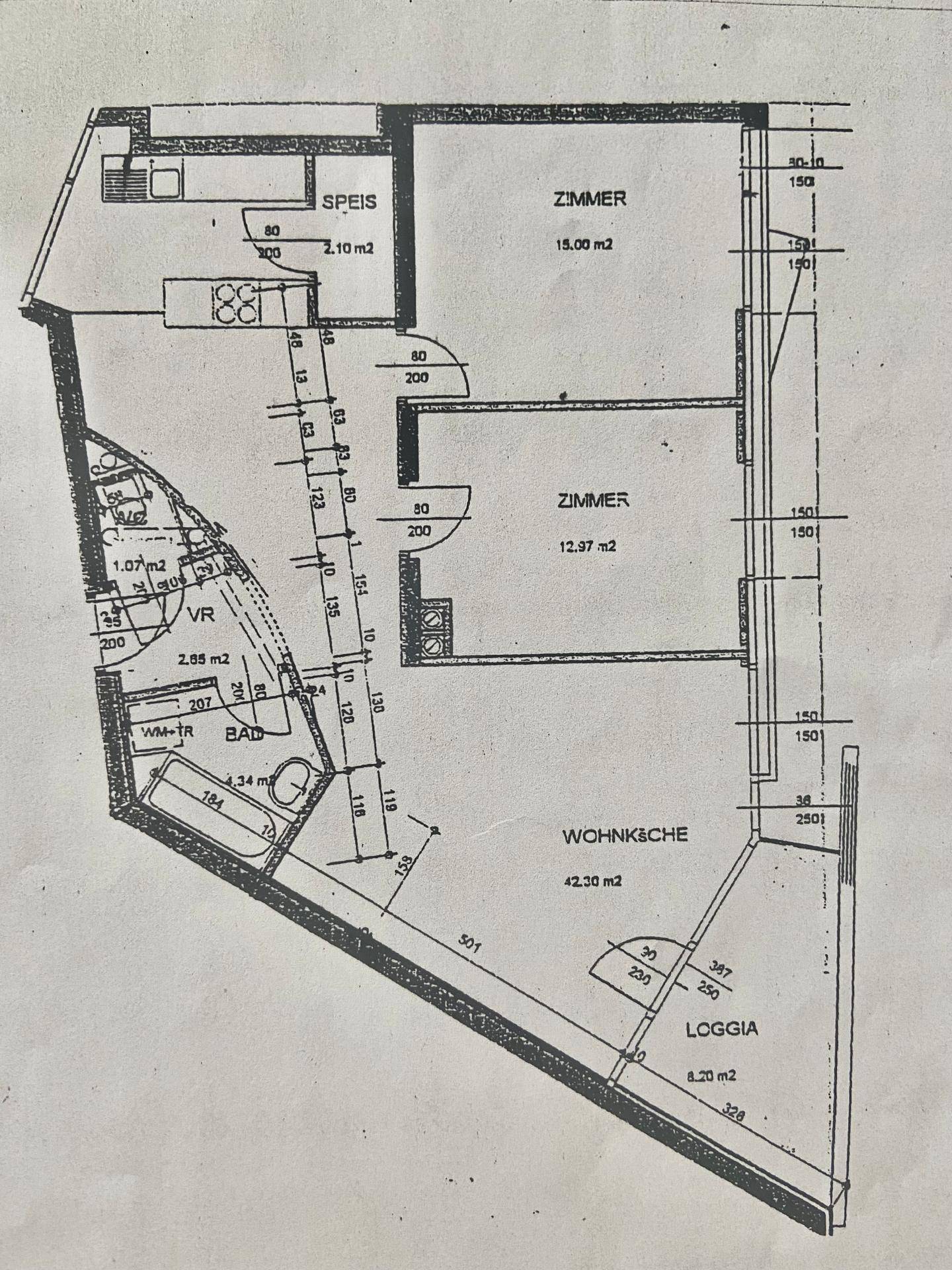 Detaillierter Grundriss einer Wohnung mit zwei Zimmern, Wohnküche, Speisekammer und Loggia.