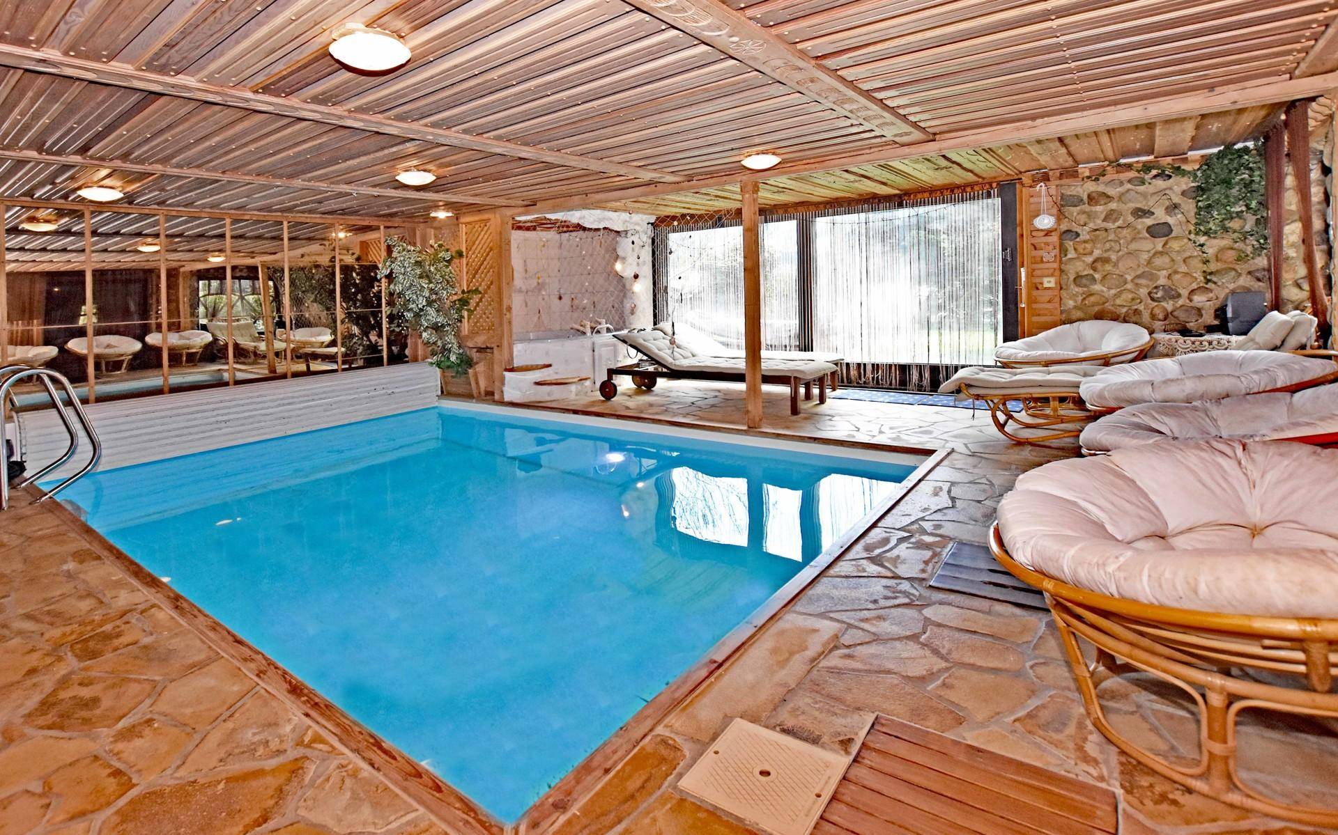 Indoor-Swimmingpool mit Whirlpool-Badewanne und Dusche