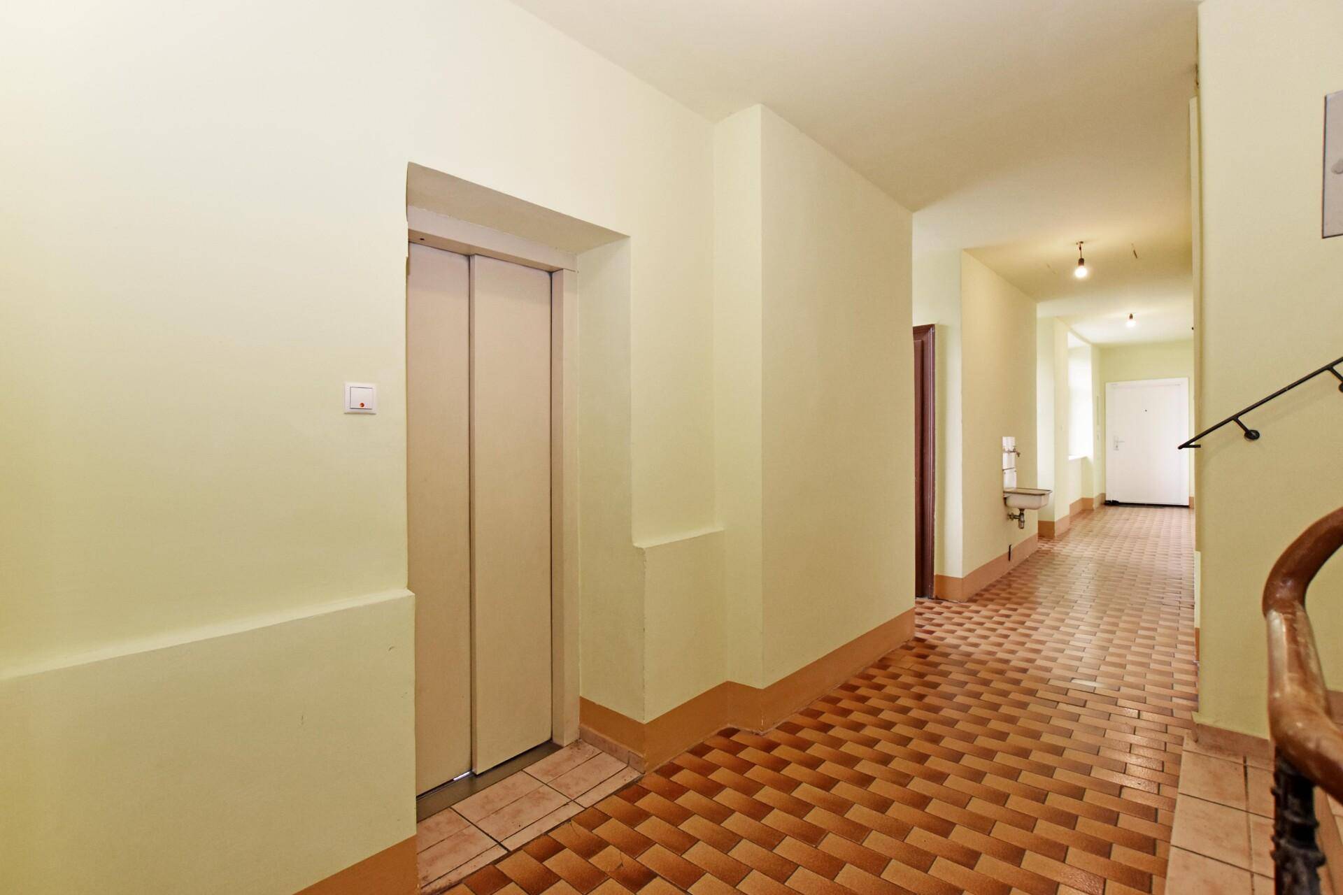 Stiegenhaus mit Lift