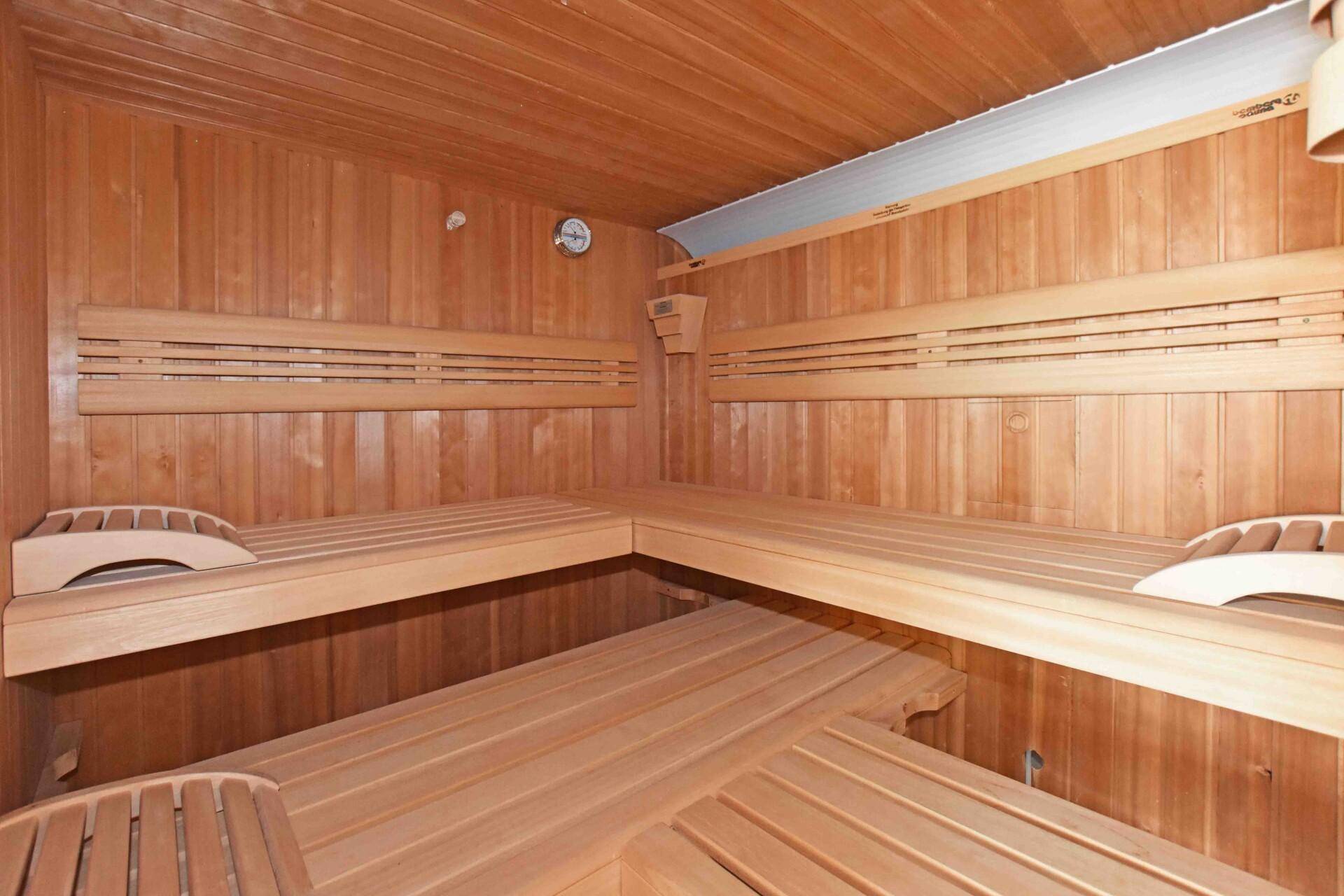 Traditionelle Holzsauna mit mehreren Bänken für Entspannung und Wohlbefinden.