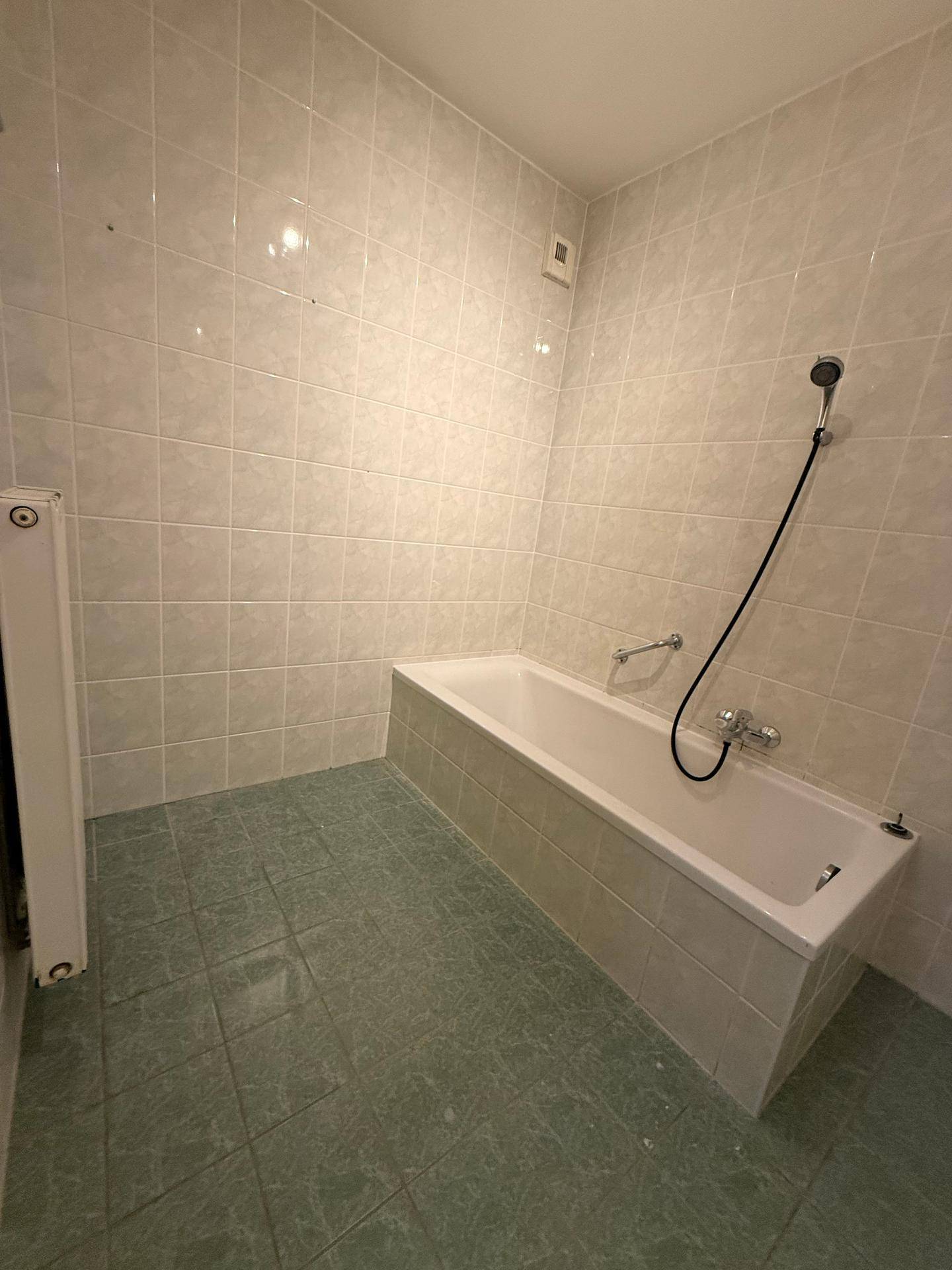 3-Zimmer-Wohnung mit 24 m² Terrasse, Garage, Keller &amp; Einbauküche – Top Zustand! - Още