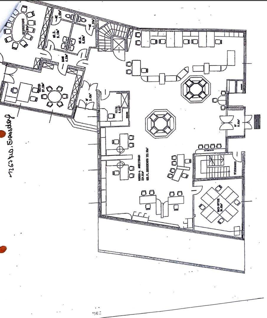 Detaillierter Grundriss mit verschiedenen Büroräumen, Besprechungsbereichen und einem zentralen Treppenhaus.